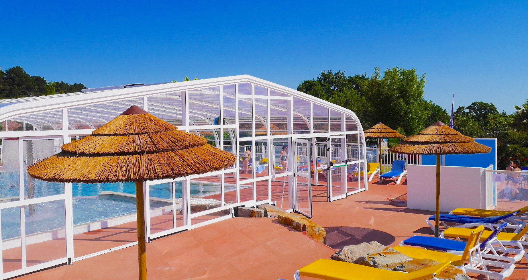 BRILLAS_camping_piscine-couverte