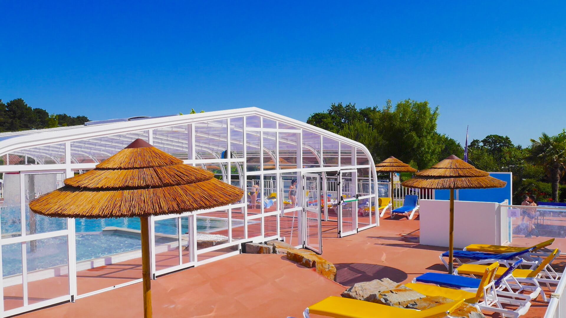 camping-les-brillas.-Piscine-couverte-parasol