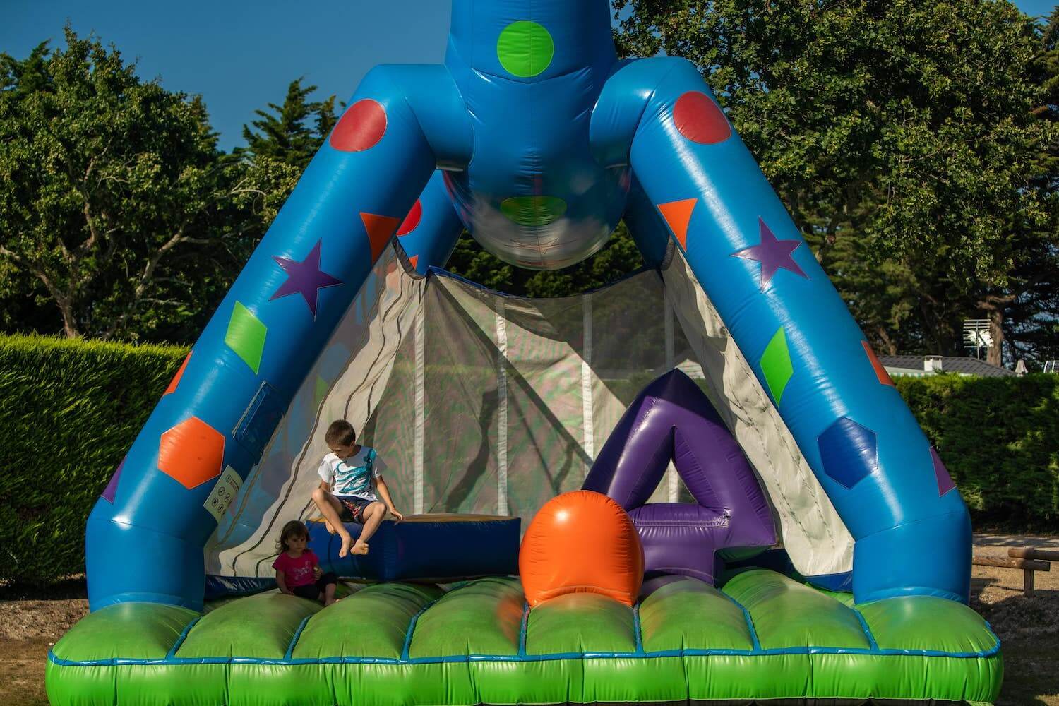 chateau gonflable camping les brillas